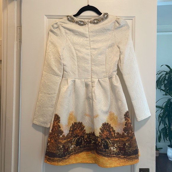 White mini long sleeved dress with horse and carriage details at the bottom - Picture 4 of 5